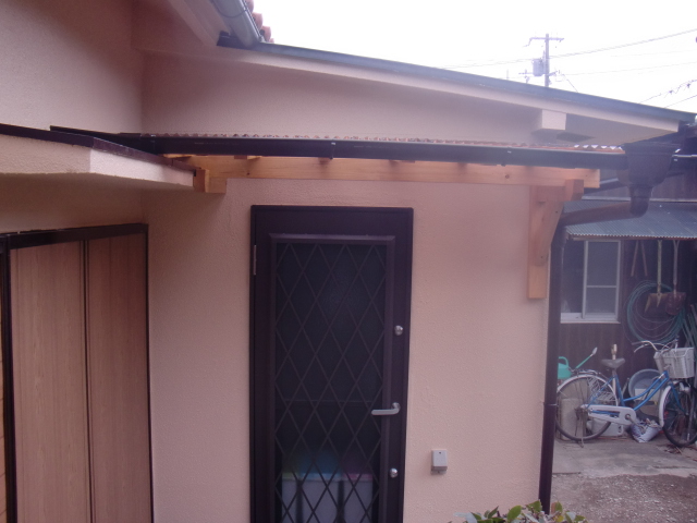 岸和田市で勝手口に庇を設置