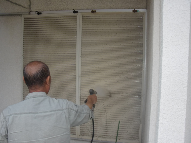 岸和田市春木本町の雨戸洗浄中