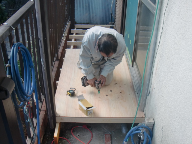 岸和田市土生町の物干し場の床下地設置