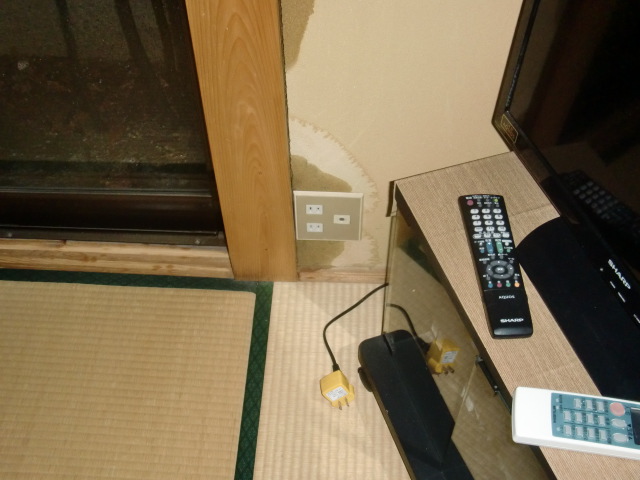 岸和田市畑町の雨漏りでコンセントの差し込みまで濡れた様子