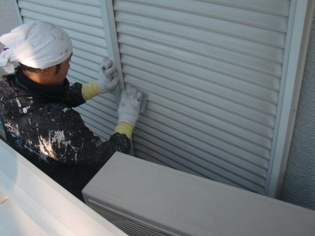 岸和田市岡山町の雨戸目荒らし中
