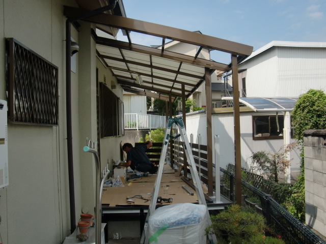 岸和田市西之内町でテラス屋根延長中