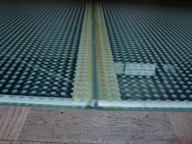 岸和田市小松里町の強化ガラスのジョイント