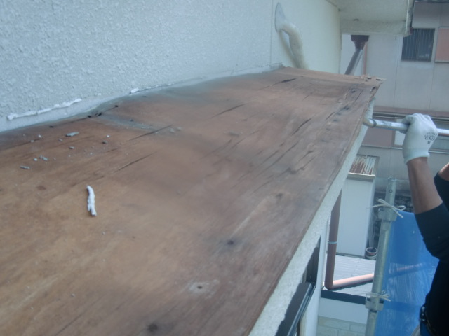 岸和田市の劣化の進んだ庇の復旧工事　1日目