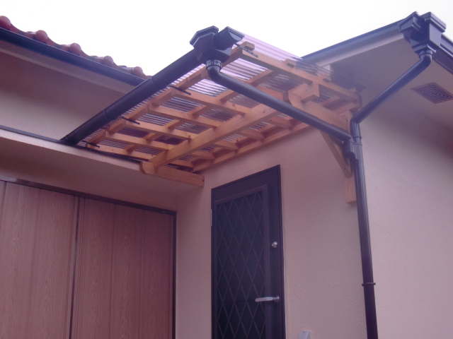 岸和田市の勝手口の庇屋根設置完了