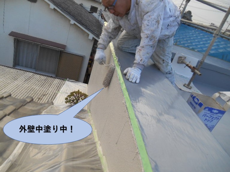 岸和田市の外壁中塗り中