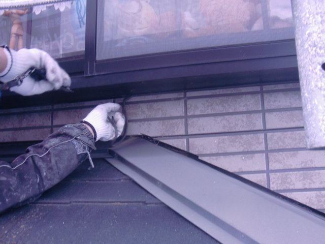 岸和田市尾生町のサッシ回りのシーリング撤去