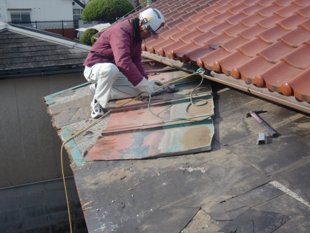 岸和田市西之内町のカラー鋼板屋根撤去中