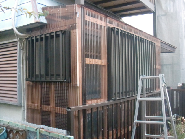 岸和田市土生町の物干し場の壁に波板を張りました！