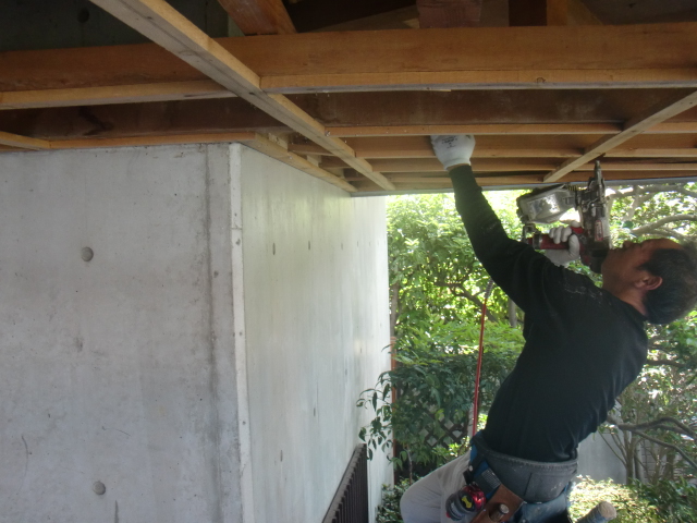 岸和田市土生町の玄関庇の天井の下地補強