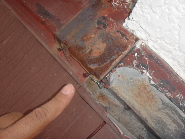 岸和田市摩湯町の板金の釘現況