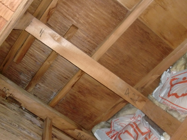 岸和田市春木旭町の押入れ天井の雨漏り跡