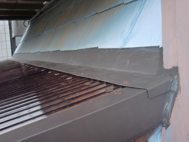 岸和田市土生町の物干し場の水切り板金