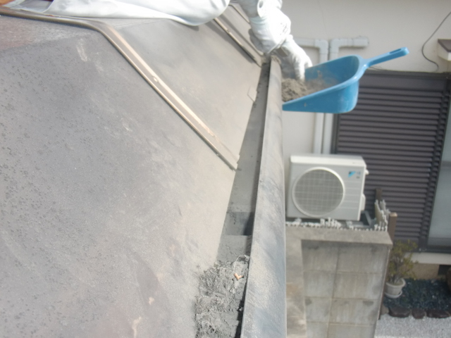 岸和田市吉井町のカーポートの雨樋清掃