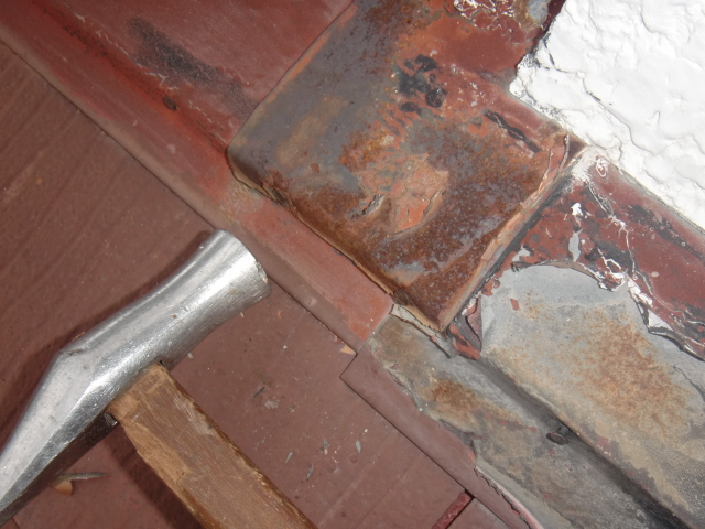 岸和田市摩湯町の板金の釘を打ち直し