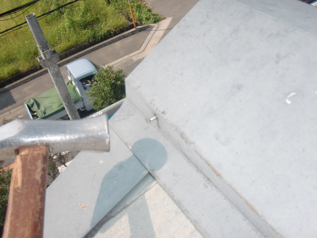 岸和田市八田町の屋根の棟板金の抜けかけた釘