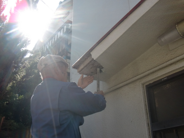 泉佐野市鶴原の庇にラス網取り付け