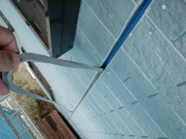 岸和田市尾生町のサイディング目地の既存シーリング撤去