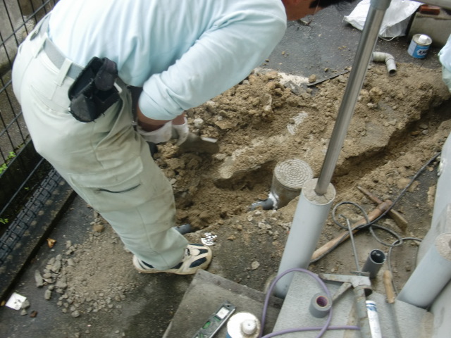 岸和田市西之内町の水栓移設で掘削中