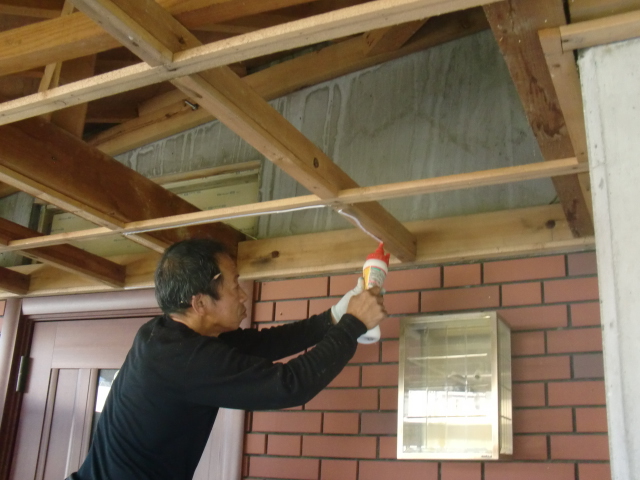 岸和田市土生町の玄関庇の天井板張替えの様子