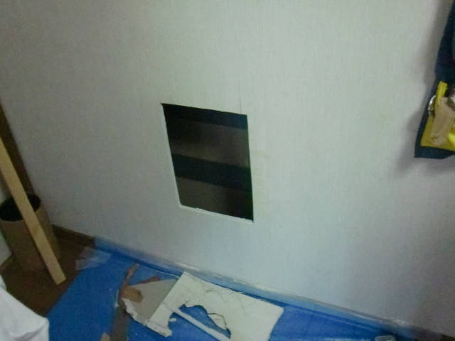 岸和田市西之内町の壁の穴補修