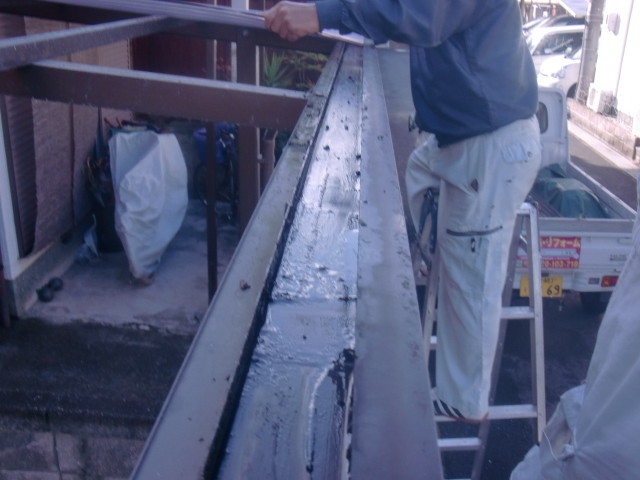 岸和田市西之内町のテラス屋根の雨樋掃除中