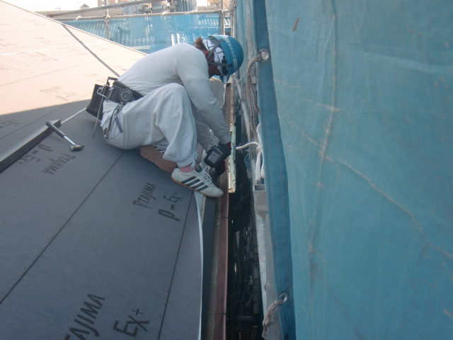 岸和田市吉井町の軒先水切り取り付け中！