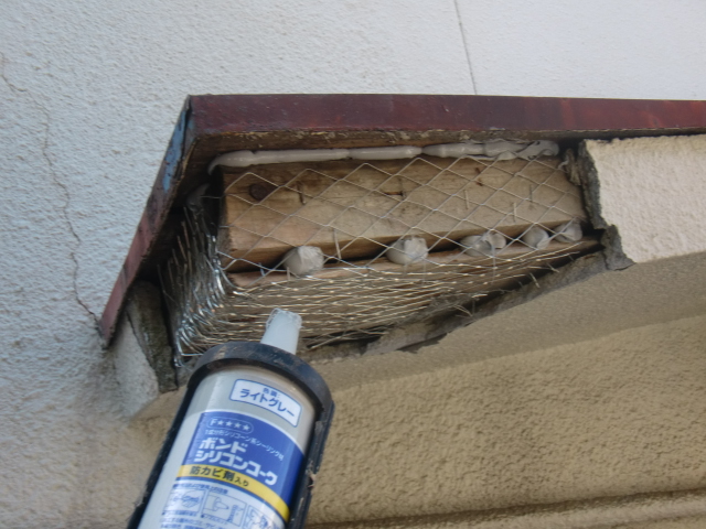 泉佐野市鶴原のラス網をシーリングで固定