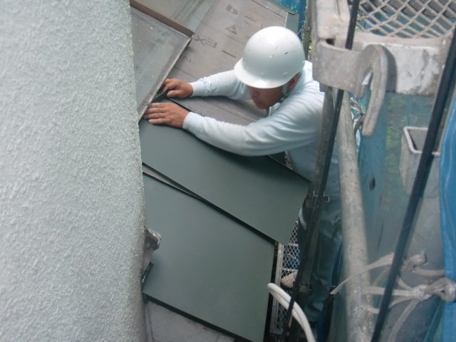 岸和田市春木本町の下屋にガルバリウム鋼板設置