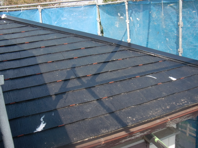 岸和田市天神山町の屋根塗装で下屋下塗り完了