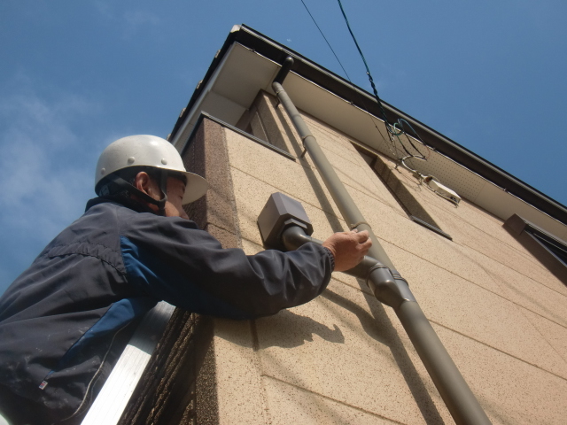 泉大津市の外れた雨樋修理中