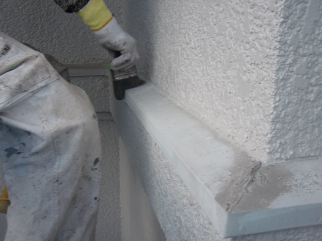 岸和田市岡山町の水切りを刷毛で清掃中