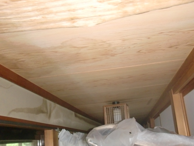 岸和田市内畑町の縁側の天井に雨漏り