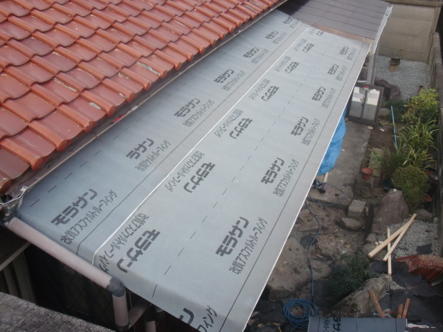 岸和田市西之内町の屋根のゴムアスルーフィング貼り