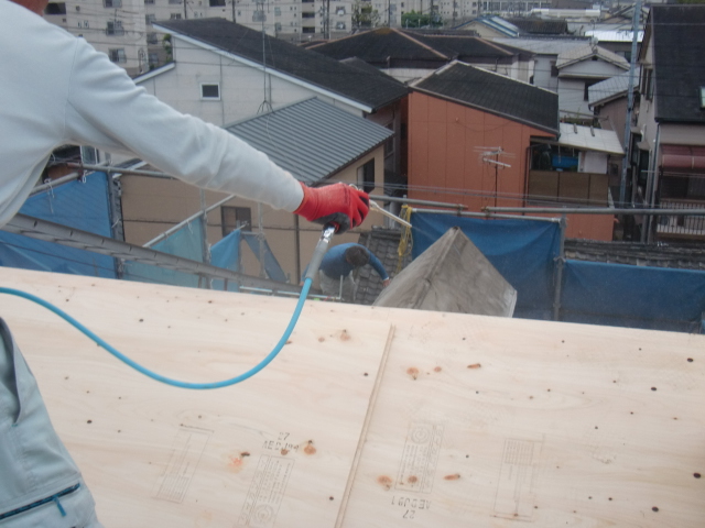 岸和田市春木本町の屋根ルーフィング前にエアーで掃除中