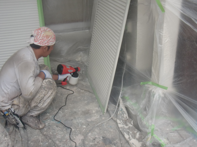 岸和田市春木本町で白い雨戸の塗装