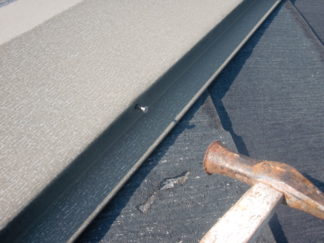 岸和田市尾生町の棟板金の釘打ち直し
