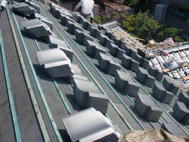 岸和田市土生町の上屋根に瓦搬入