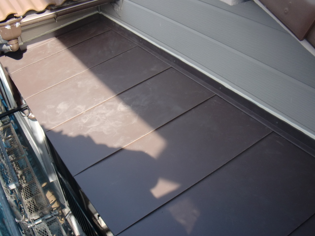 岸和田市下池田町のバルコニーの屋根葺き替え完了