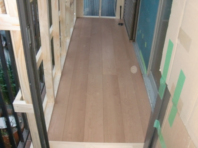 岸和田市土生町の物干し場の床張り完了
