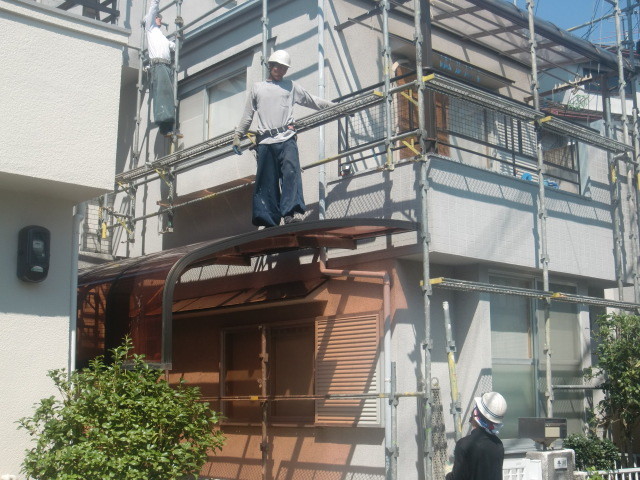 岸和田市極楽寺町での足場の設営