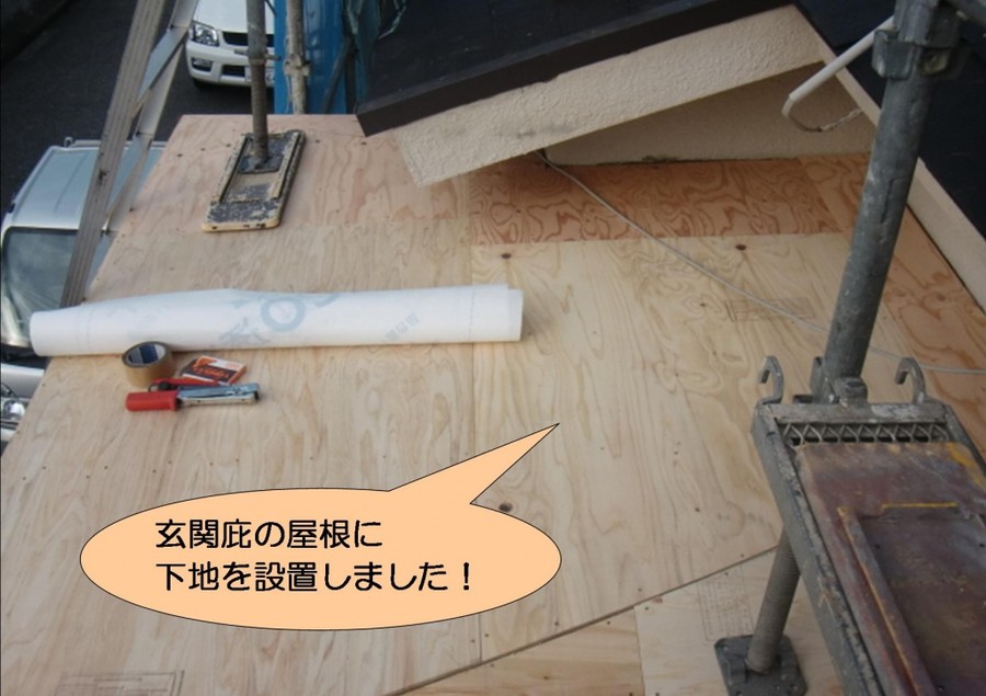 北郡忠岡町で玄関庇の屋根に下地設置