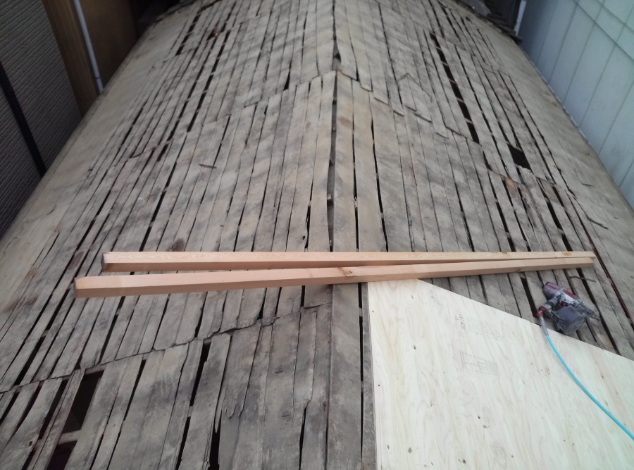 泉北郡忠岡町の屋根下地の合板設置中