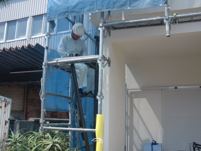 岸和田市春木本町の雨樋設置の様子