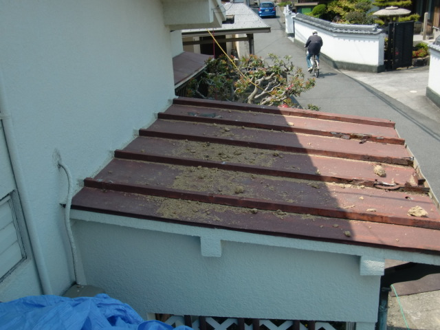 泉南市岡田の玄関庇の現況