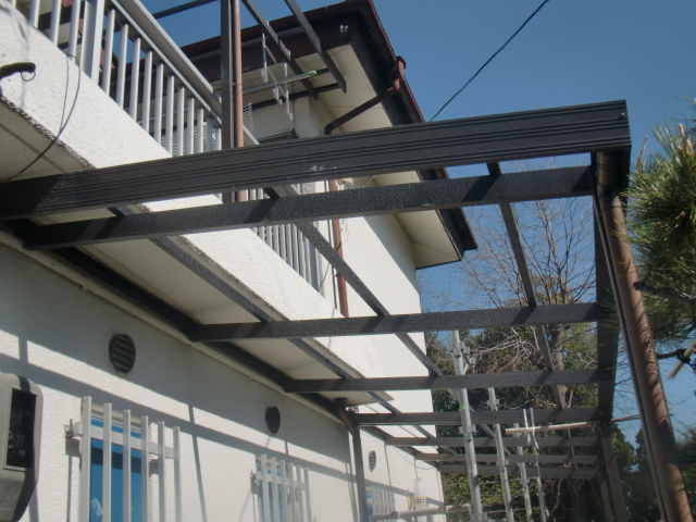 岸和田市天神山町の足場設置でテラスの屋根パネル仮撤去