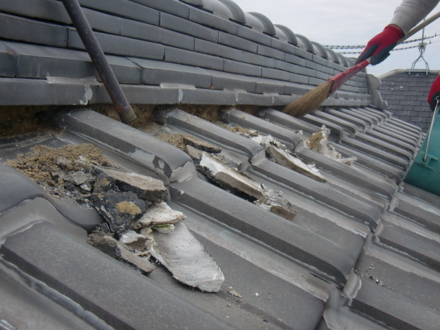 岸和田市土生町の撤去した漆喰掃除中