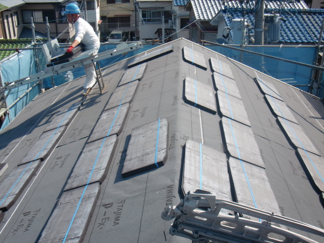 岸和田市吉井町の屋根に瓦を並べます！