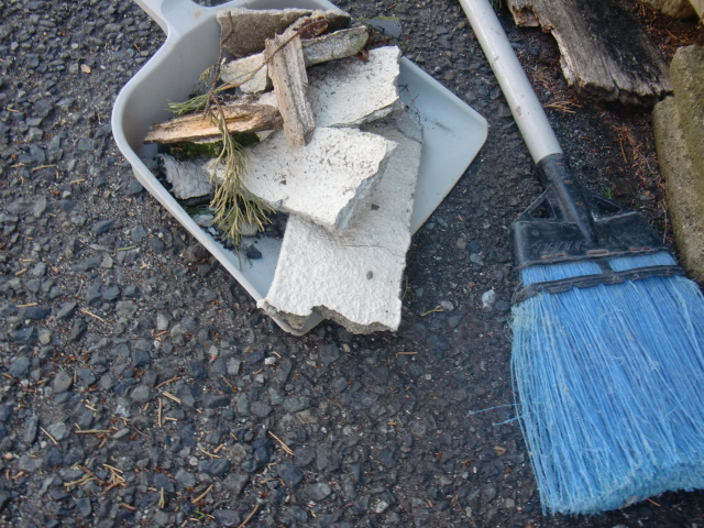 泉佐野市鶴原の崩れた庇を撤去します！