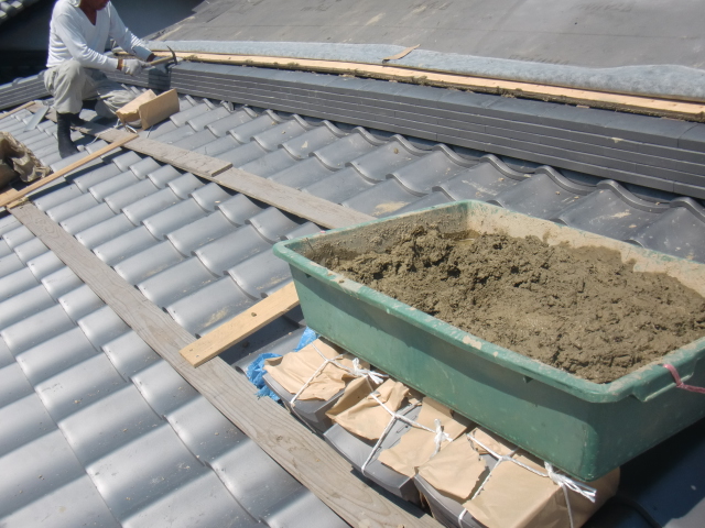 岸和田市土生町の下屋の立ち上がりにのし瓦を葺きます